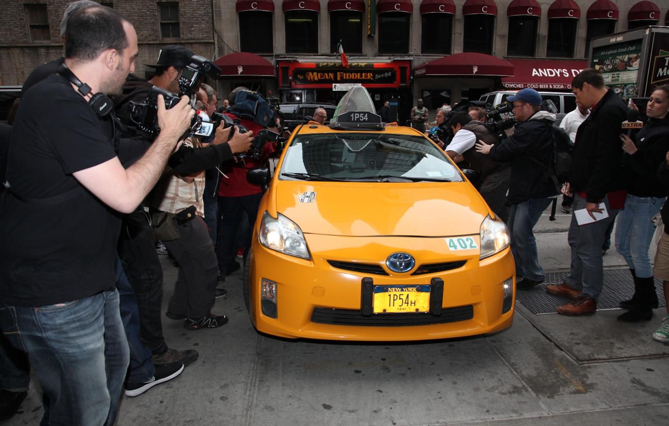 amanda bynes taxi is followed by press