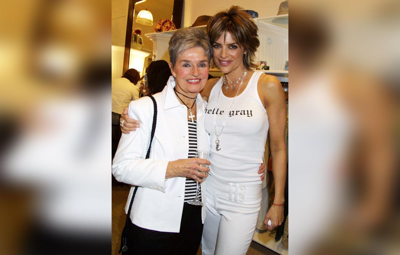 'RHOBH' Star Lisa Rinna Wears All Black In First Sighting Since Mom(01)