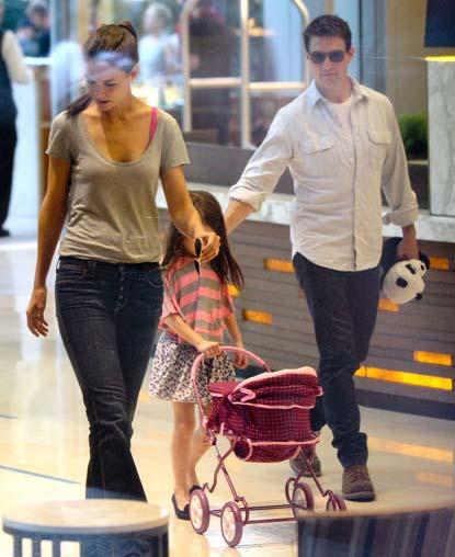 Tom Cruise And Katie Holmes With Suri In Pittsburgh