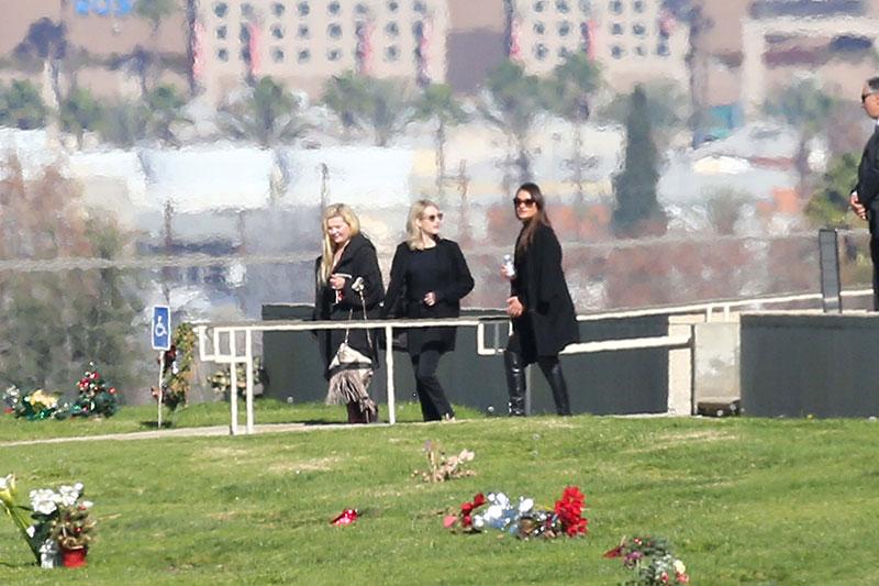 //carrie fisher debbie reynolds funeral cemetery billie lourd arrivals