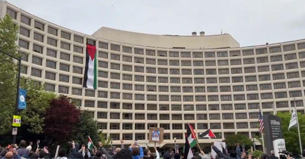 Protesters Hang Palestinian Flag Over White House Correspondents Dinner - Vimarsana News