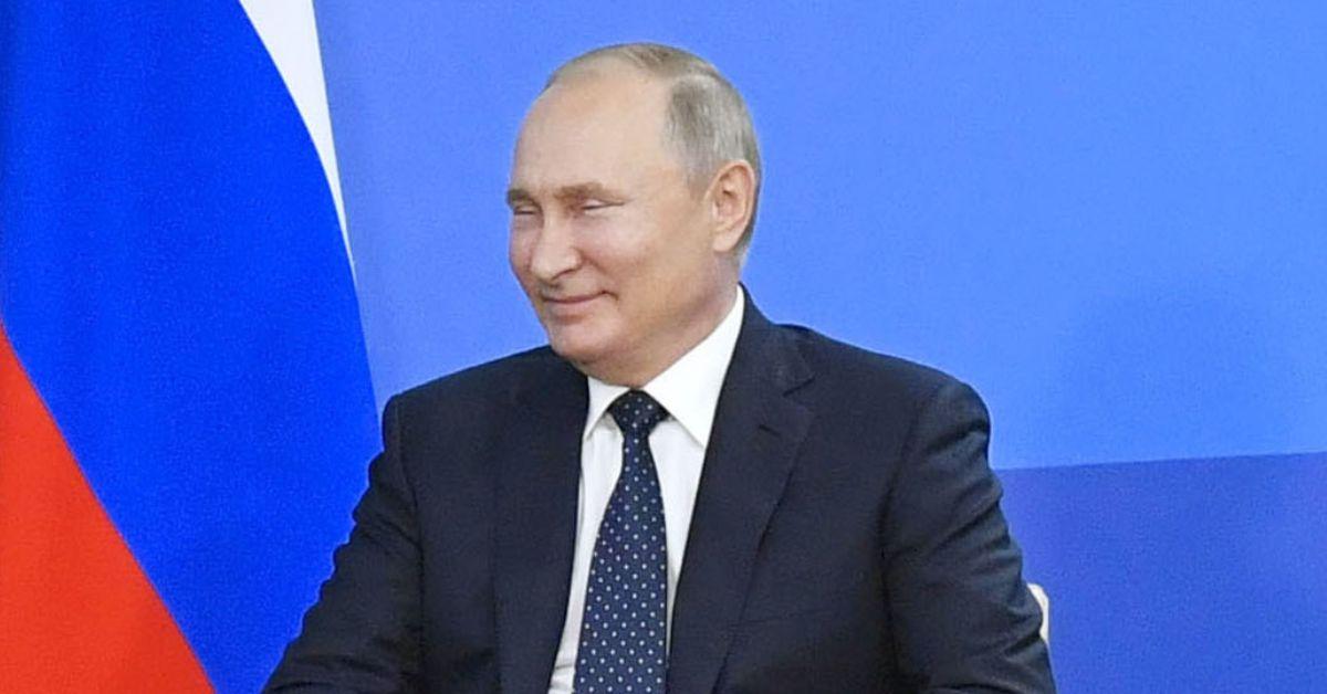 Vladimir Putin's Legs Twitch Uncontrollably During Awkward Meeting