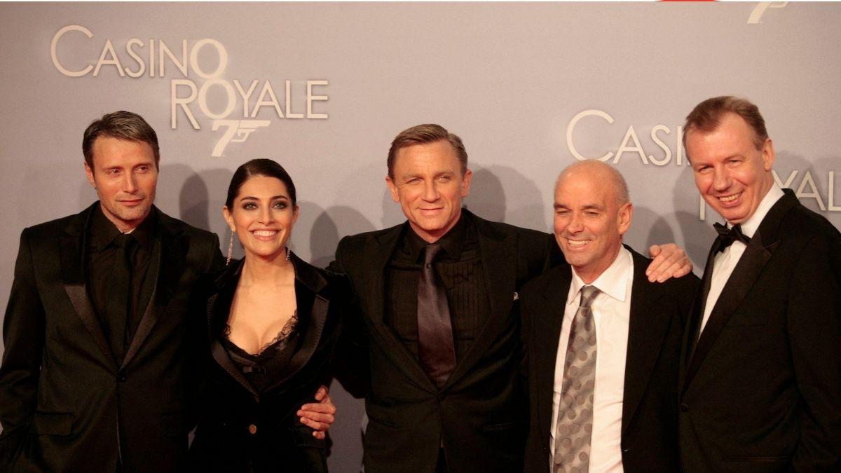 daniel craigs casino royale turns inside bond reboot