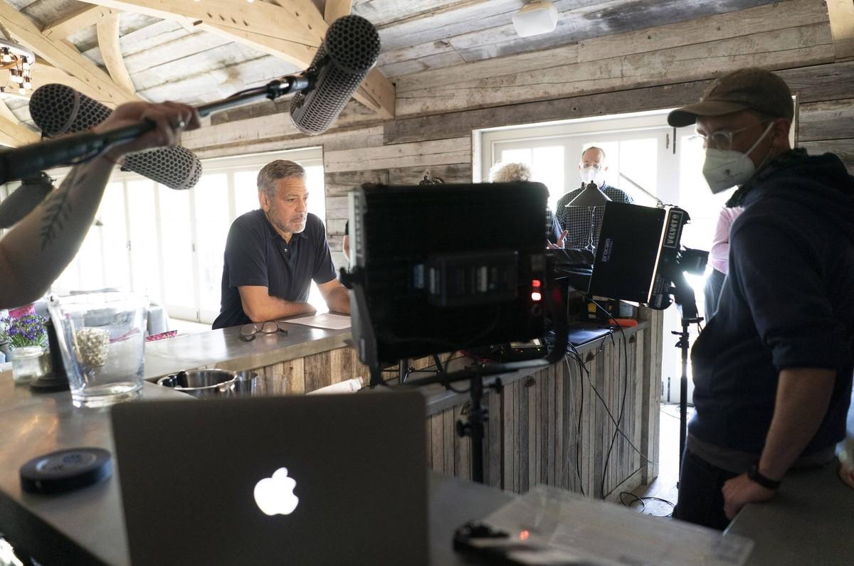 Steven Soderbergh's relaxed directing approach allowed Clooney and the ensemble cast to develop the chemistry seen in 'Ocean's Eleven.'