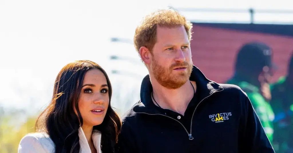 prince harry offers share diary royal family major peace offering
