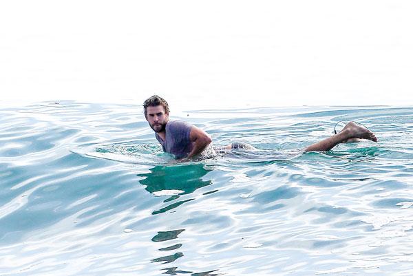 Liam Hemsworth Naked Butt Beach Photos Surfing