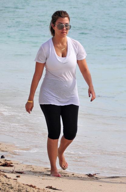 //kourtney khloe kardashian beach workout