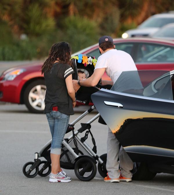 //mila kunis ashton kutcher baby wyatt beach​