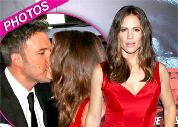 //jennifer ganrer kiss red carpet argo