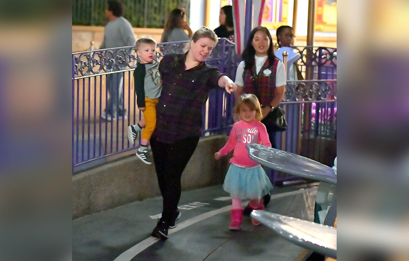 Kelly Clarkson Rides Dumbo Amid Talk Of Replacing Megyn Kelly