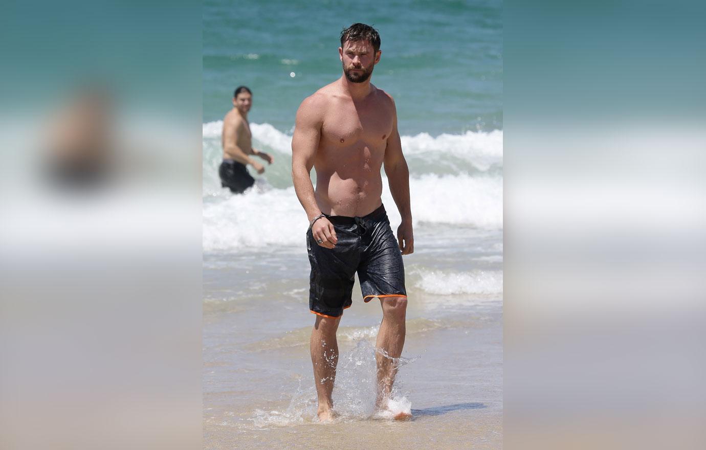 Chris Hemsworth Shows Of His Amazing Beach Body