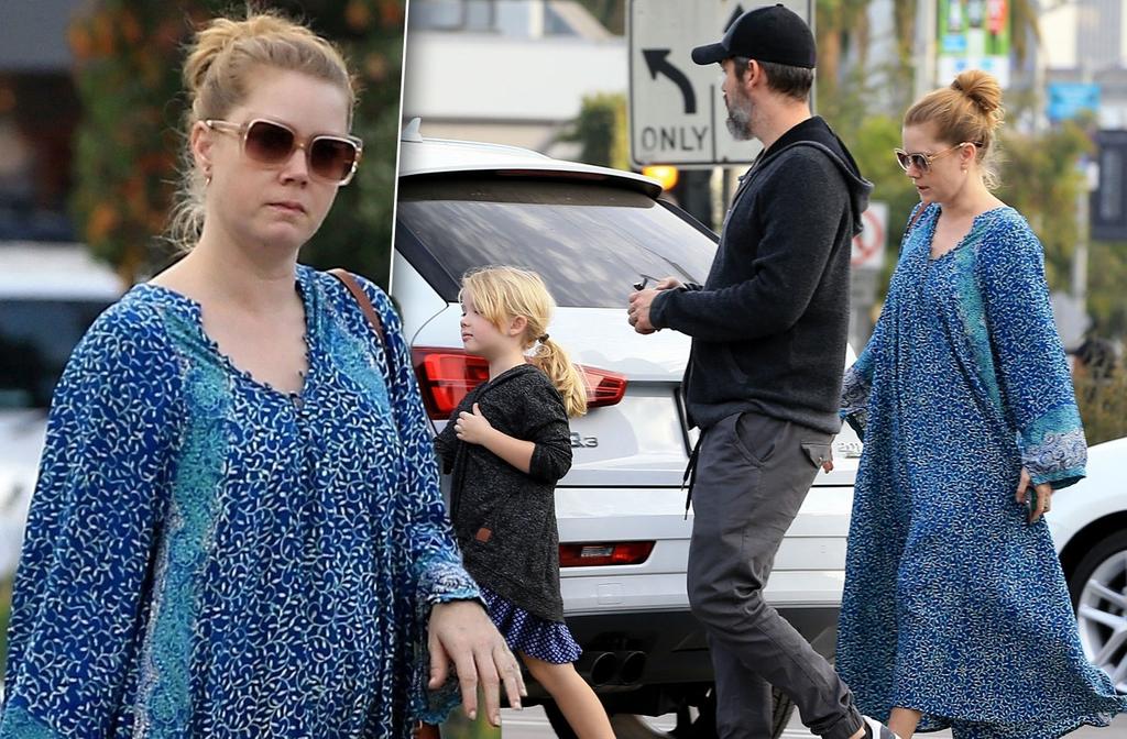 Pregnant Amy Adams Shows Off Baby Bump See The Photos