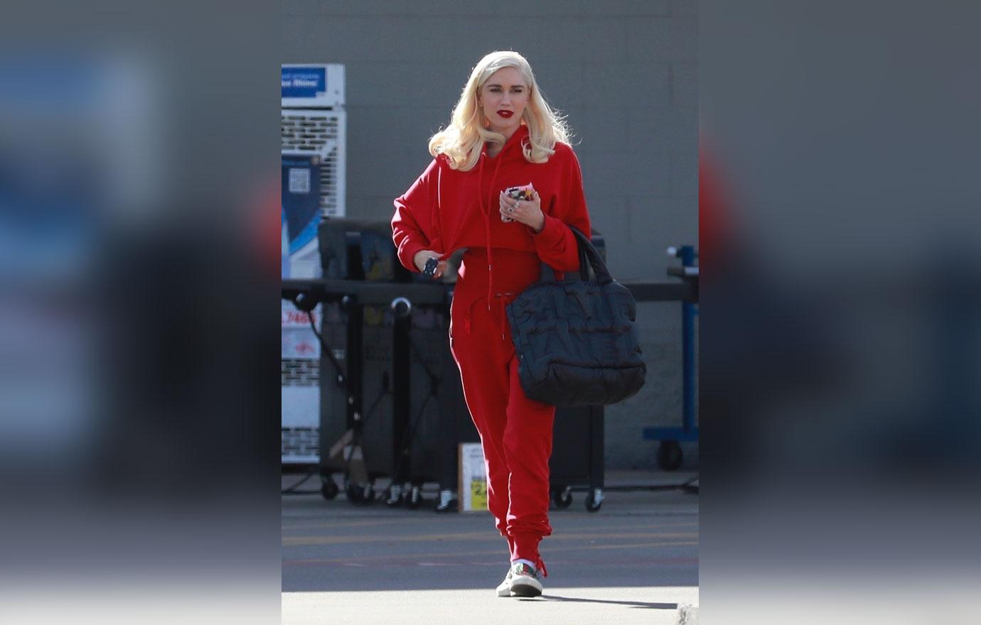 Gwen Stefani Dresses In Red For Holidays Pregnancy Rumors