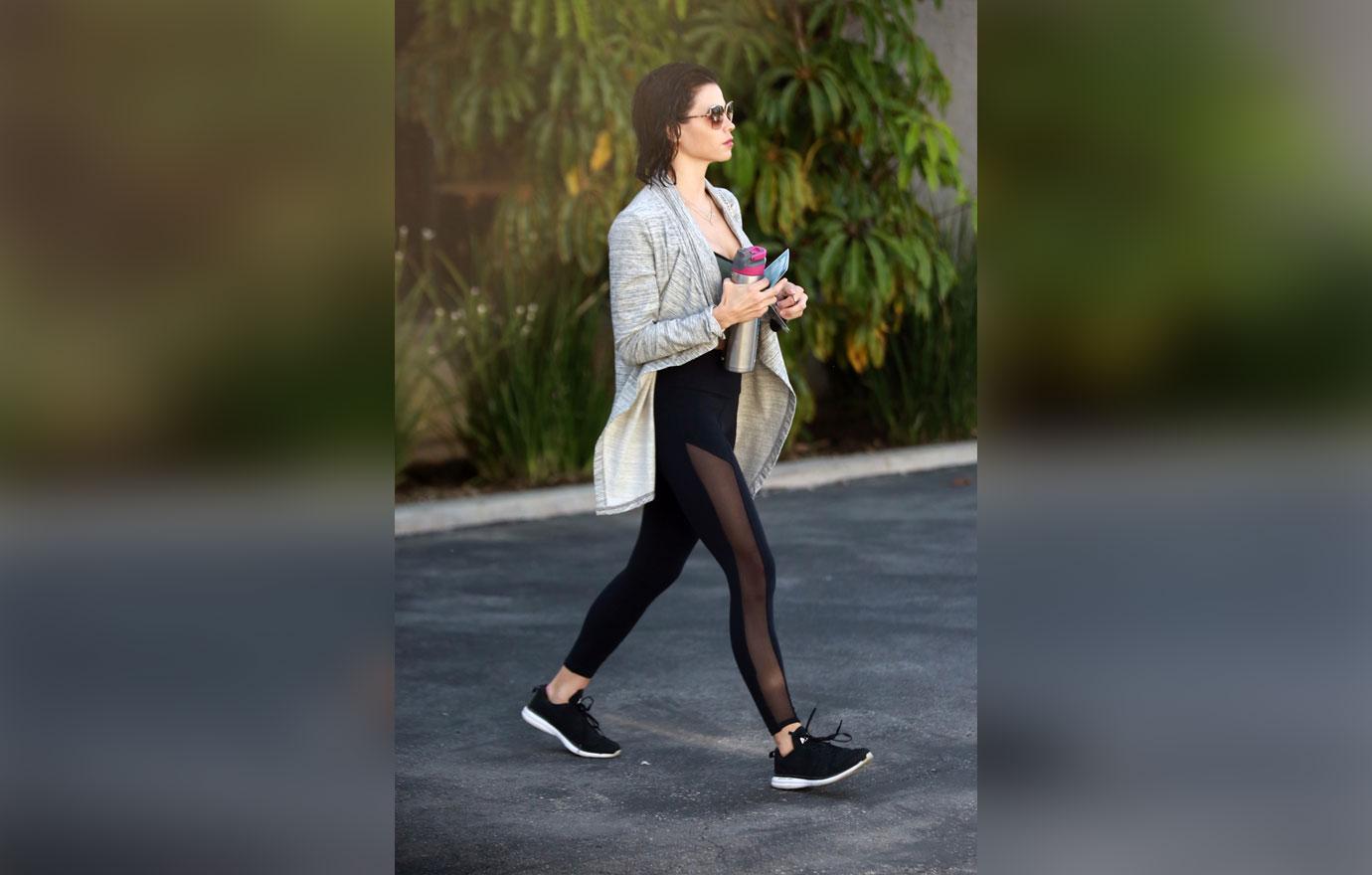 Jenna Dewan Tatum shows off her slender pins in leggings as she grabs a  salad