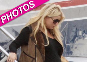 //jessica simpson pregnant travel plane flynetfame