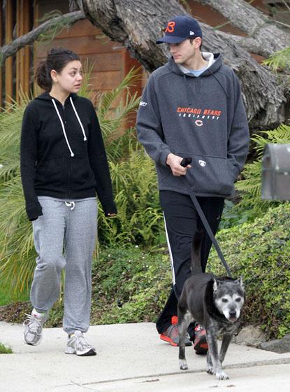 //ashton kutcher mila kunis no makeup dog walk _ _