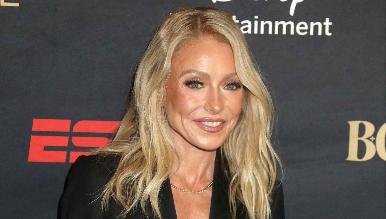 Image of Kelly Ripa recently warned her younger fans about neck aging.