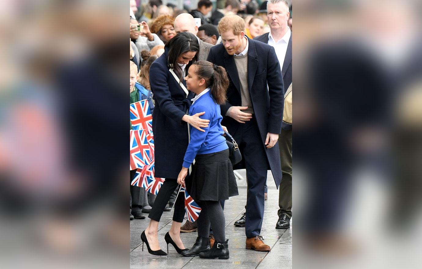 //Meghan Markle hugs fans Prince Harry