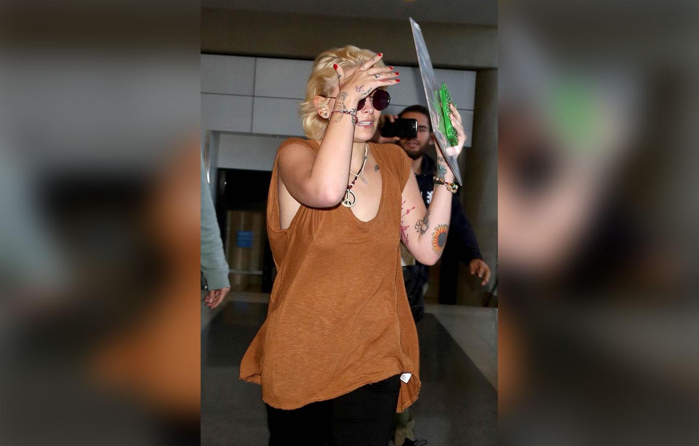 //Paris jackson sex abuse claims airport bra