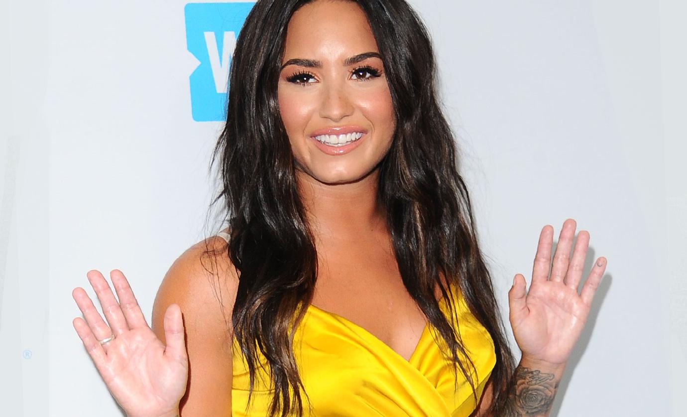 Demi Lovato Drinks Sparkling Cider On NYE Sobriety(02)
