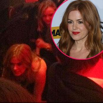 actress-isla-fisher-crawls-out-australia-awards-cermony-Los-Angeles