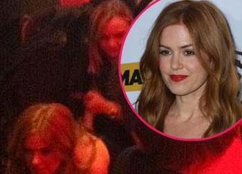 actress-isla-fisher-crawls-out-australia-awards-cermony-Los-Angeles