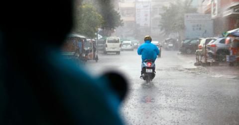 tucker carlson escapes dubai months rainfall one day report