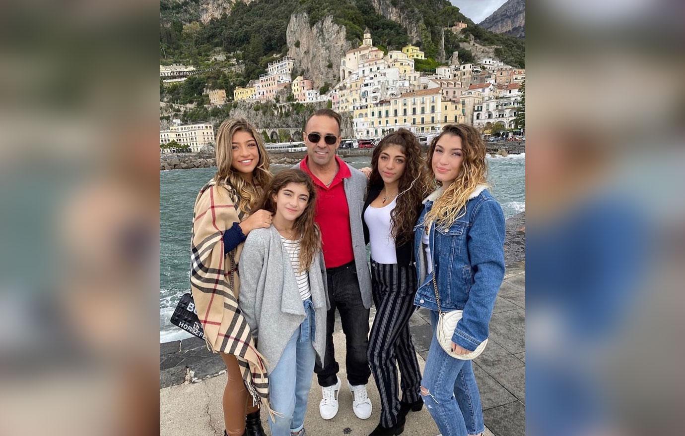 Joe Giudice With His Daughters In Italy