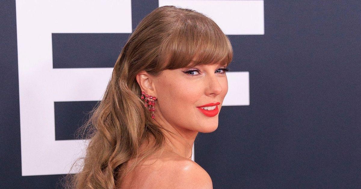 picture of Taylor Swift and Travis Kelce