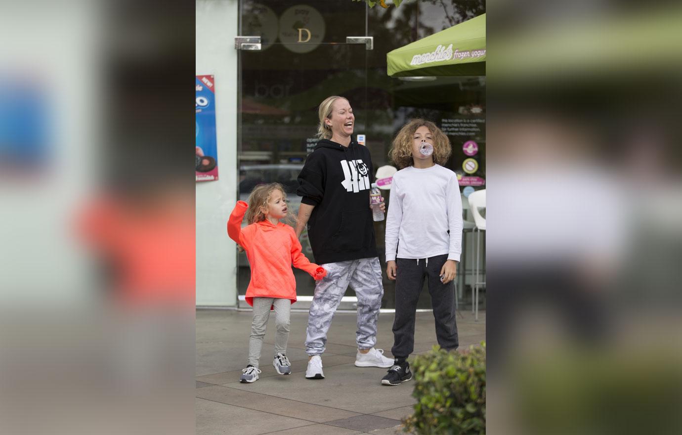 Kendra Wilkinson Ditches Wedding Ring Divorce