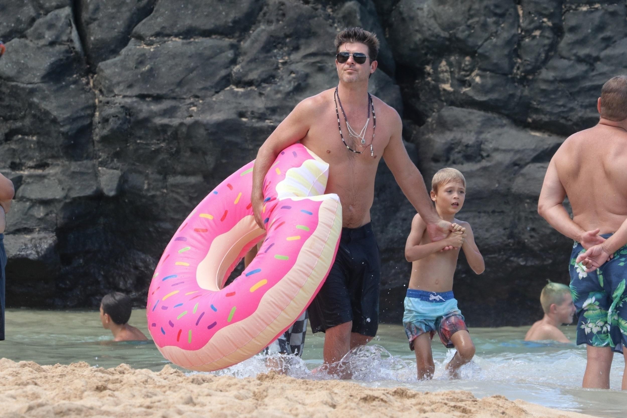 Robin Thicke Pregnant Love April Love Geary Flaunts Baby Bump In Hawaii