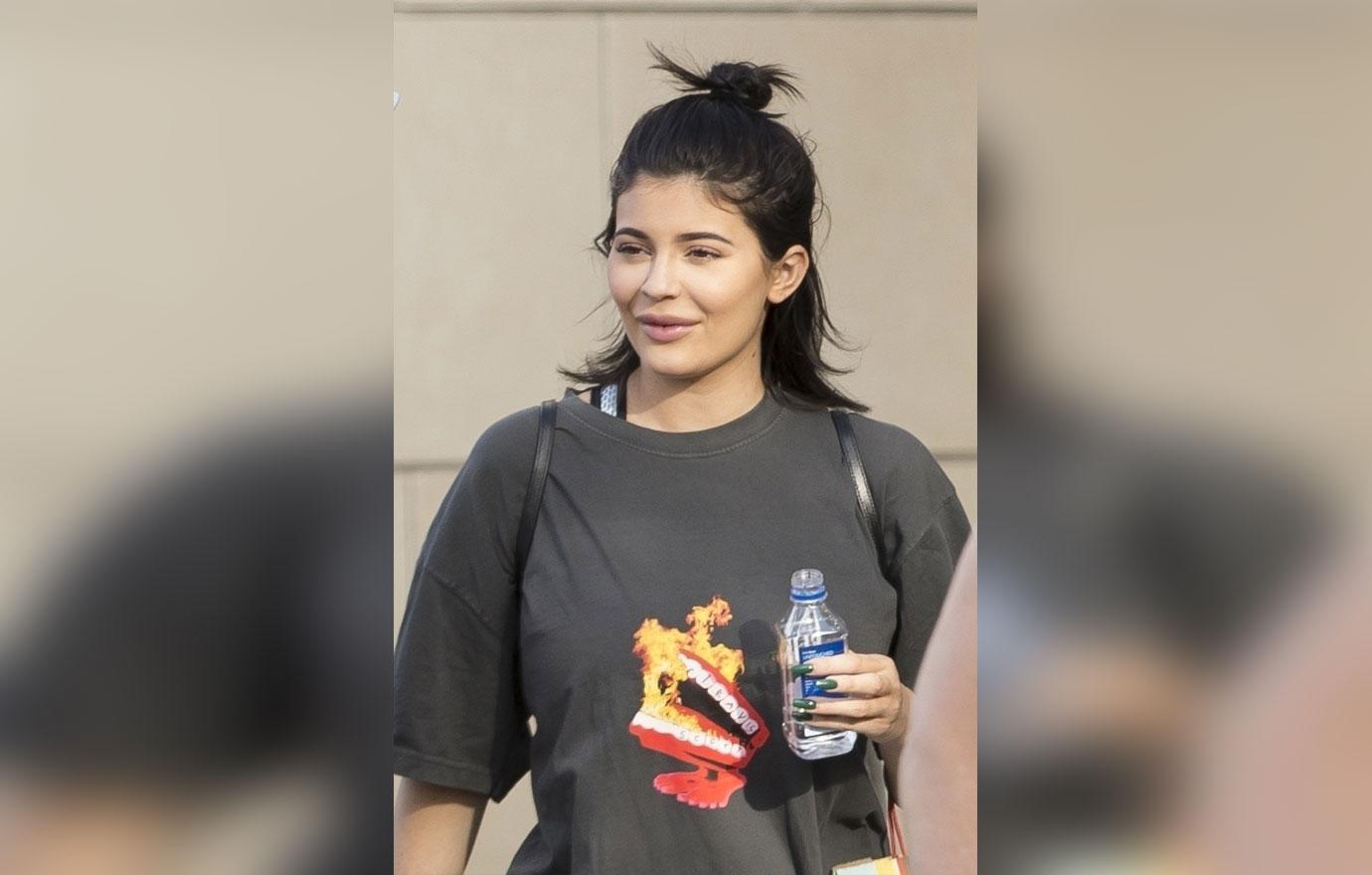 //Kylie Jenner Pregnant Baby bump photos