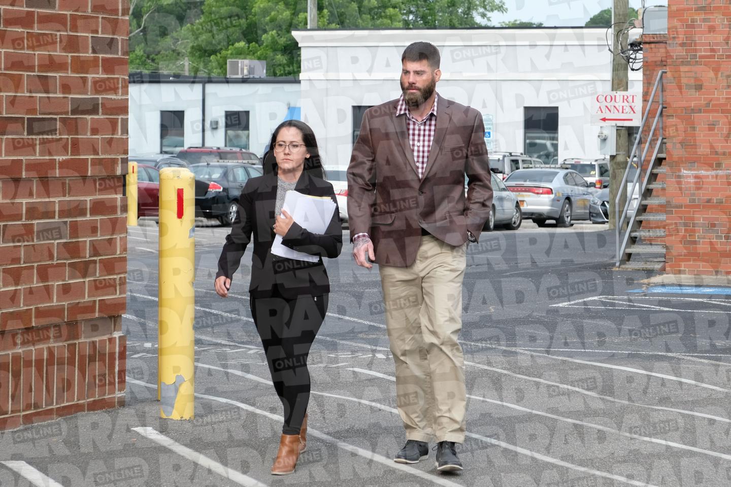 Jenelle Evans Screams At Her Mom And Grabs Ensley Outside Of Court 