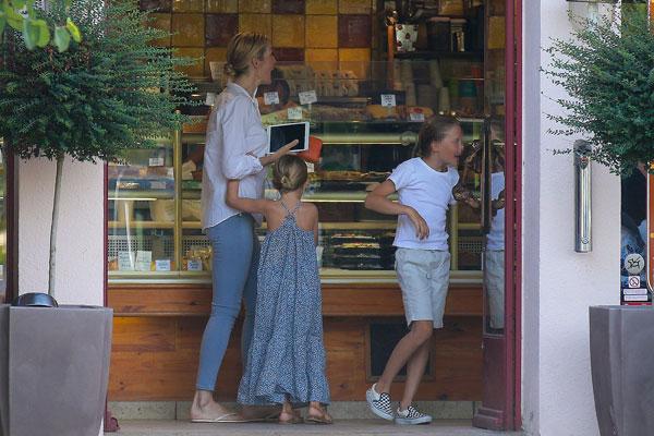 Kelly Rutherford Reunited With Children In France