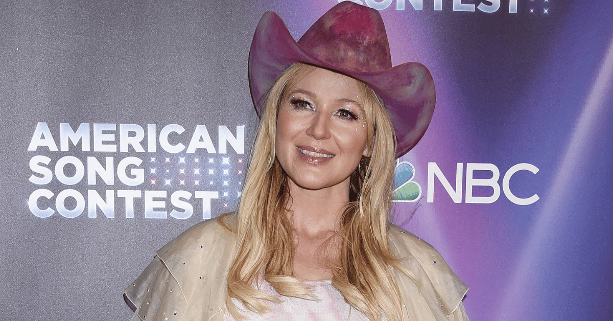 Singer Jewel Accuses Her Mom Of Embezzling 100 Million From Her
