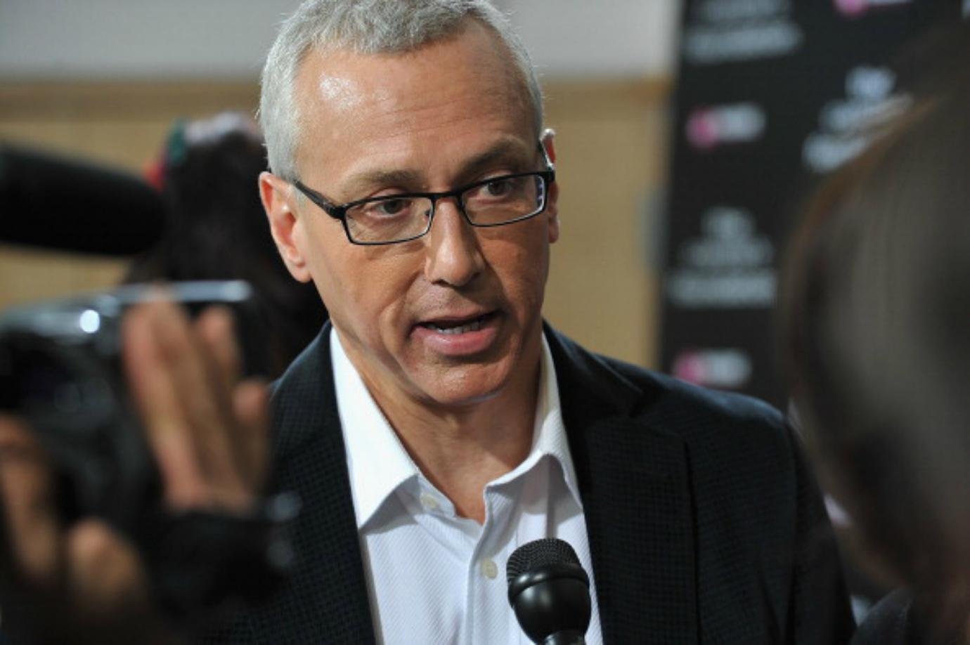 Dr. Drew Pinksy speaks into a microphone.