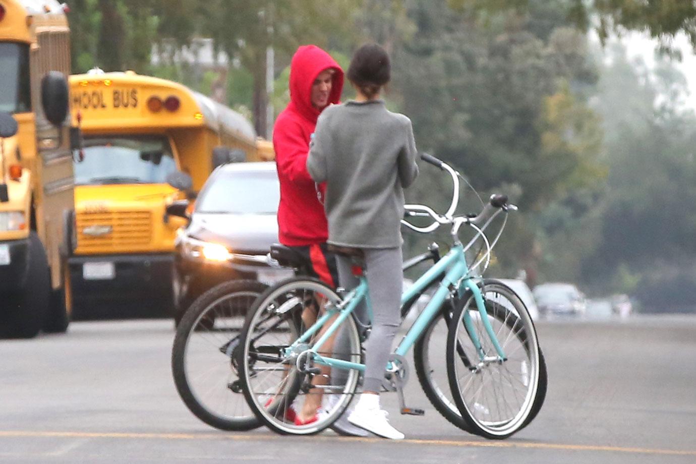 //justin bieber dating selena gomez riding bikes