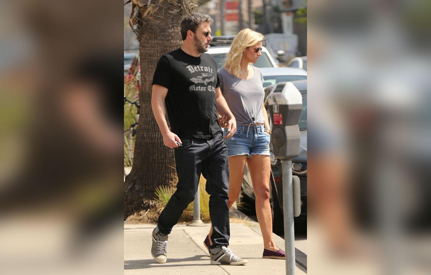 Ben Affleck Saturday PDA With Lindsay Shookus