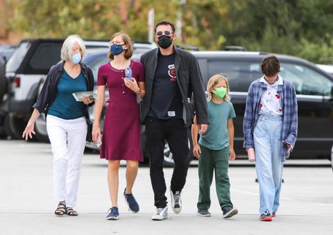 ben affleck three kids date photos jennifer lopez dating makeout