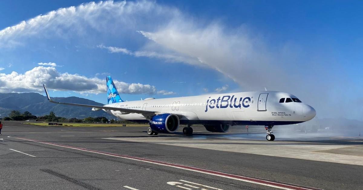 jetblue planes collide tarmac