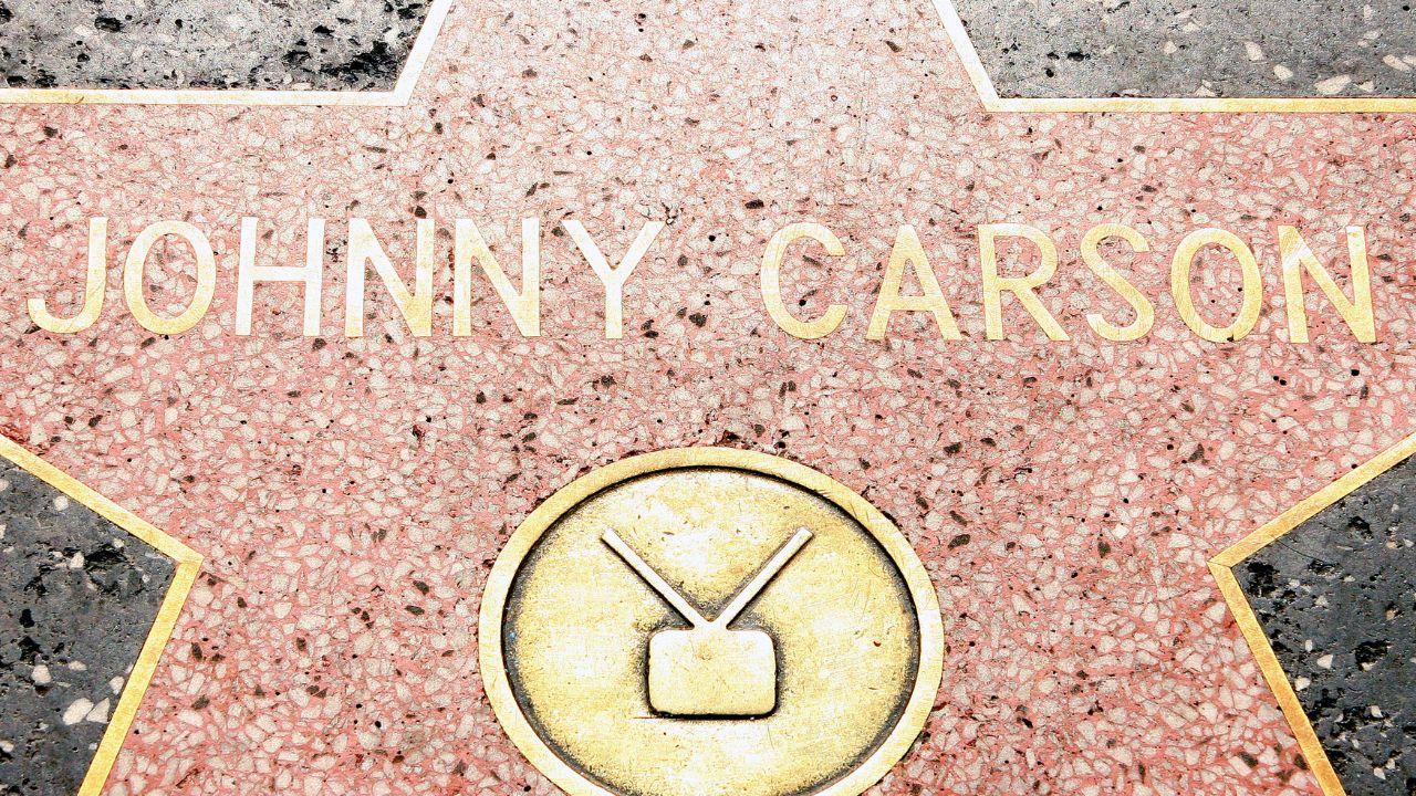 Johnny Carson allegedly got into a physical altercation at a bar in the 1970s.