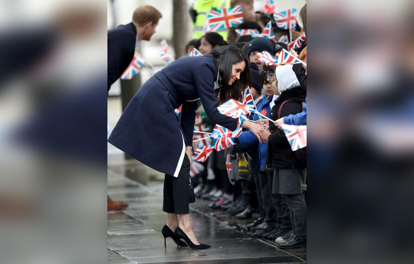 //Meghan Markle hugs fans Prince Harry