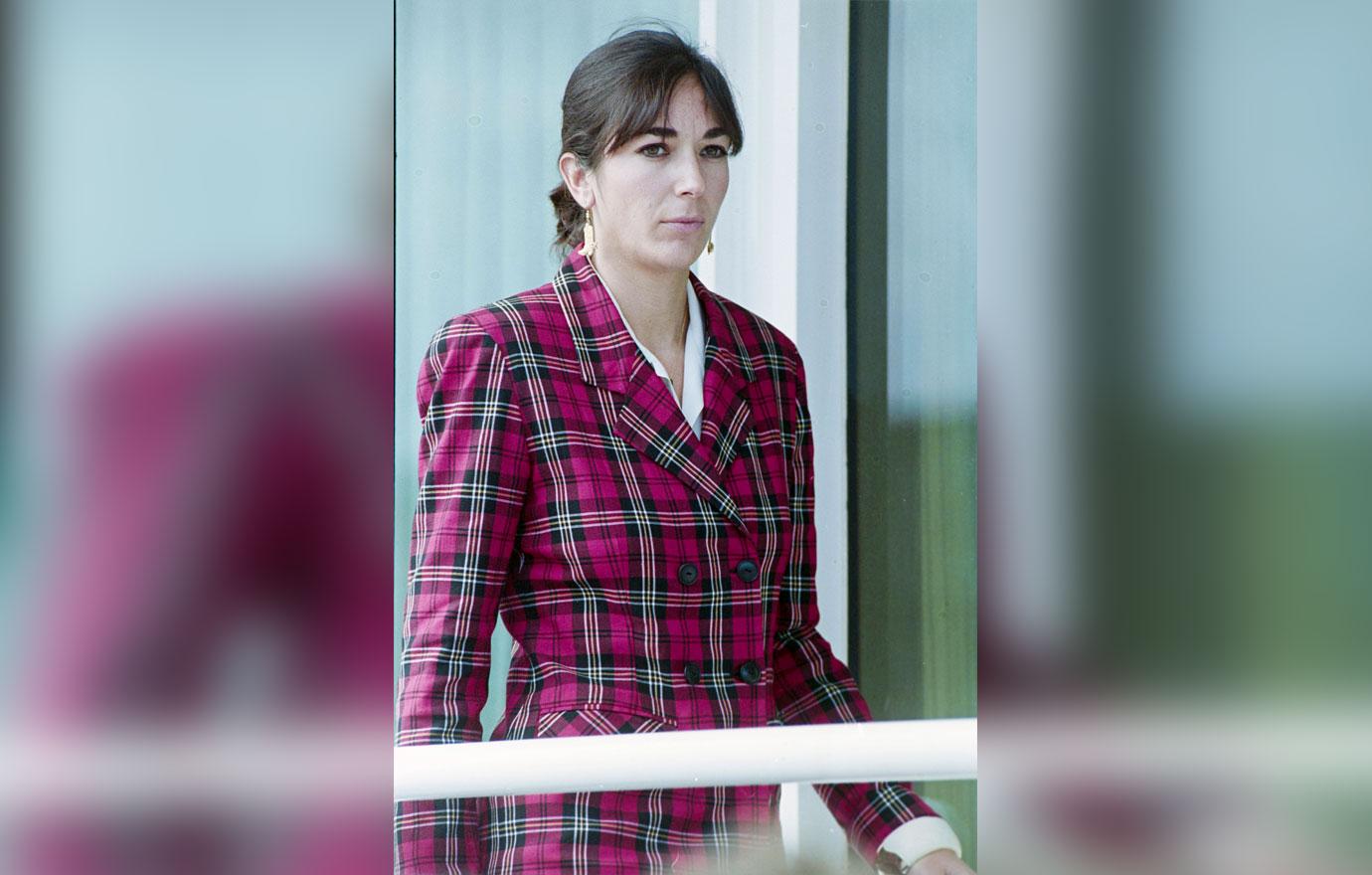 ghislaine maxwell doesnt flush toilet stinking up jail sex trafficking charges