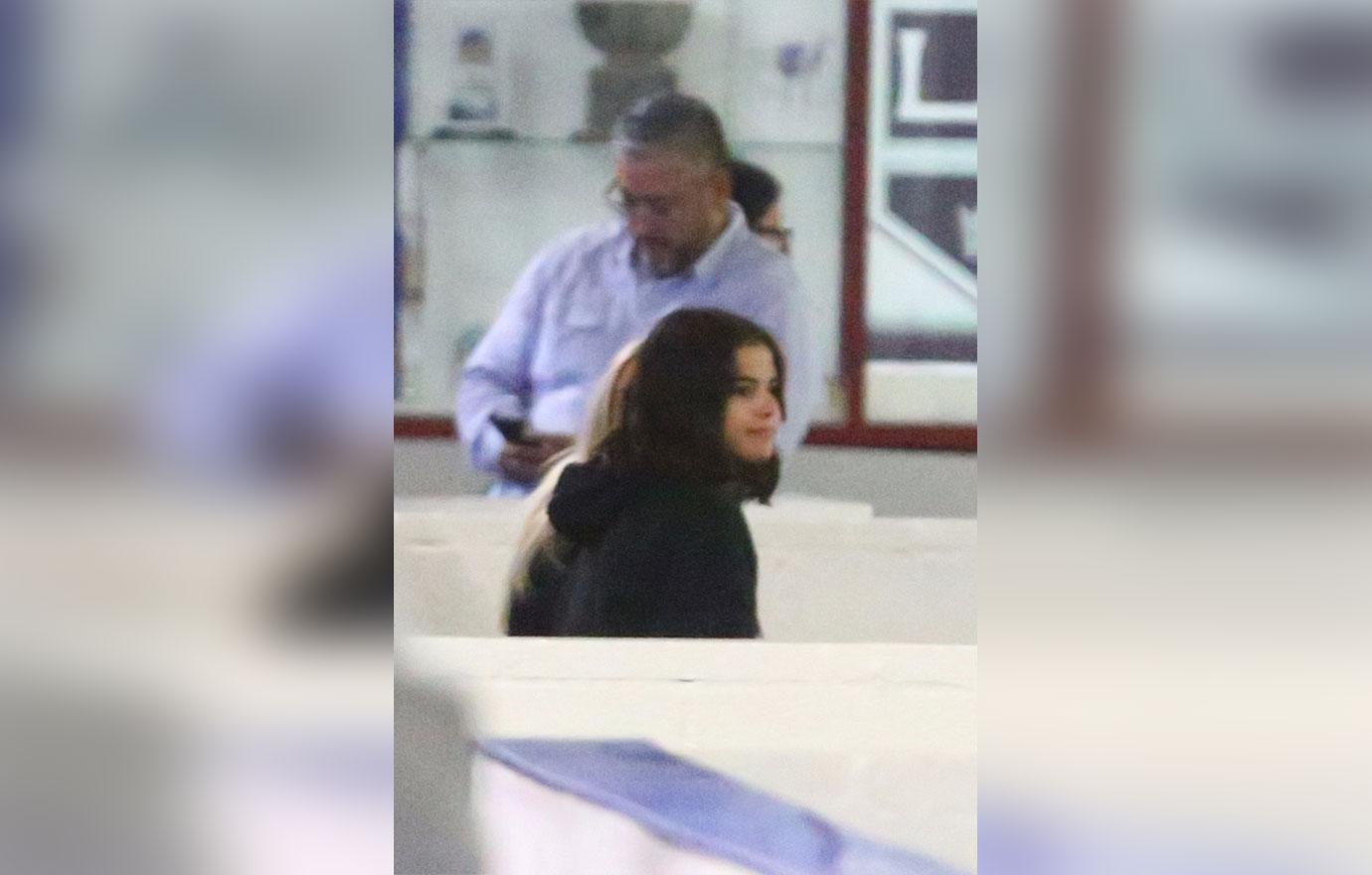 Selena Gomez Wears Justin Bieber's Jersey After Romantic Hockey Date