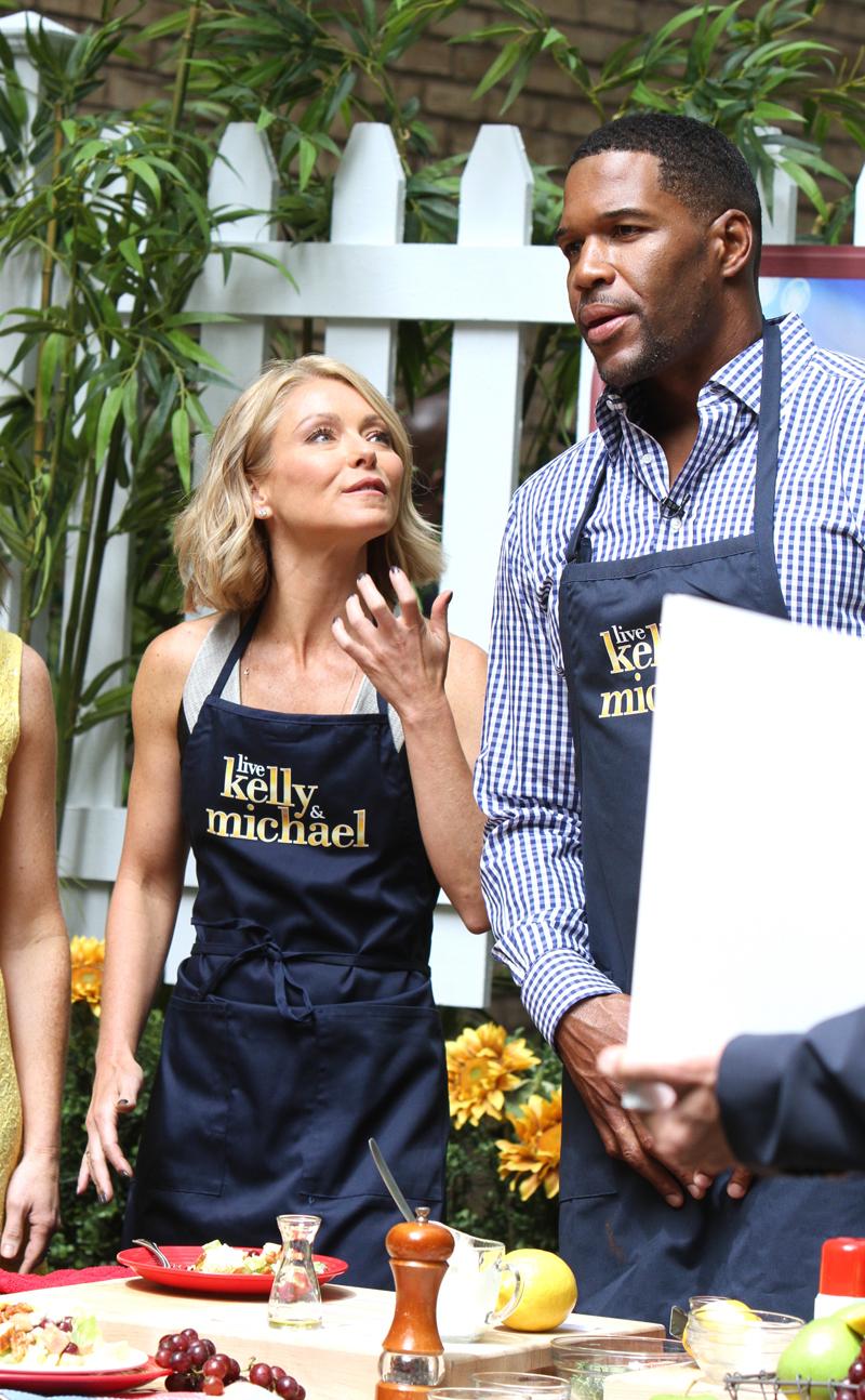 Kelly Ripa Michael Strahan Live Body Language