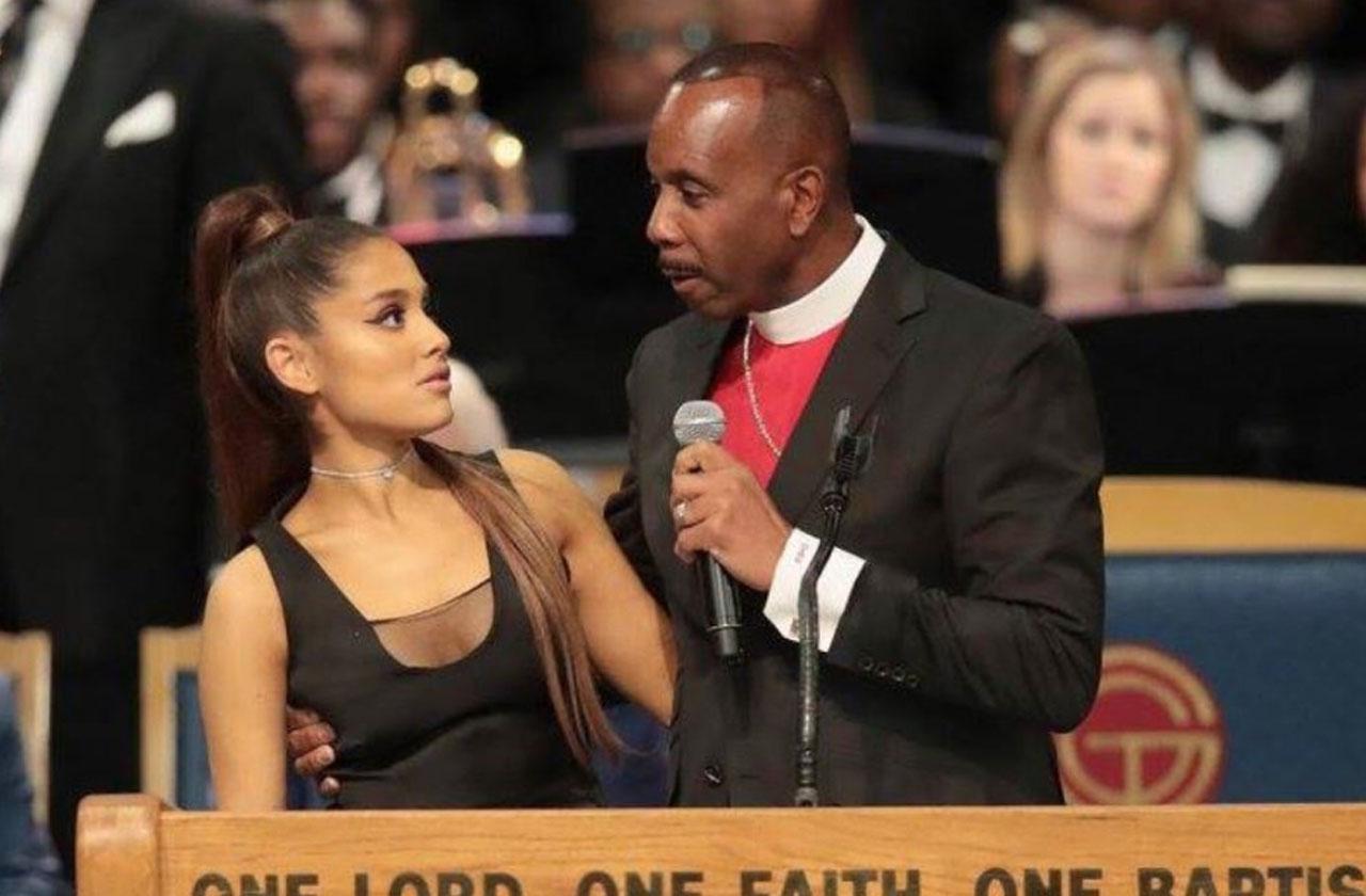 Ariana Grande S Boob Grabbed By Minister At Aretha Franklin S Funeral