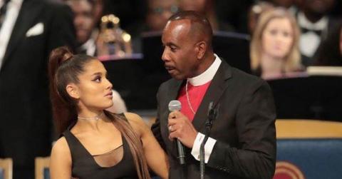 Ariana Grande Grabbed Boob Minister Aretha Franklin Funeral