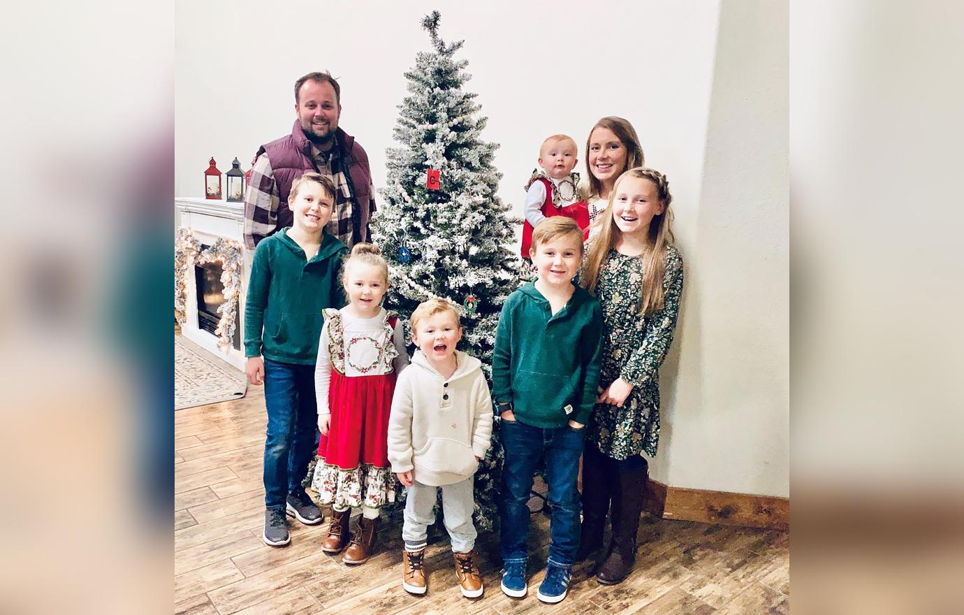 josh duggar wife anna kids christmas party family alone jail r