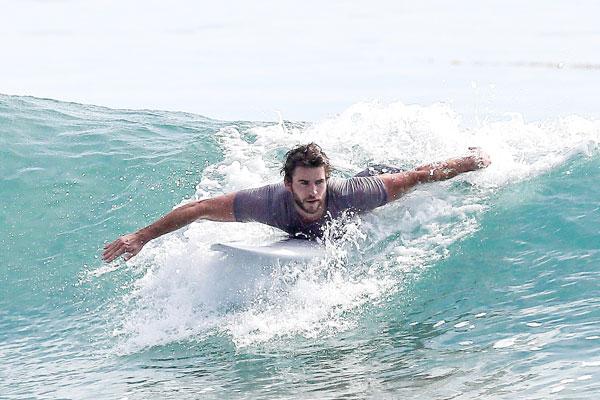 Liam Hemsworth Naked Butt Beach Photos Surfing