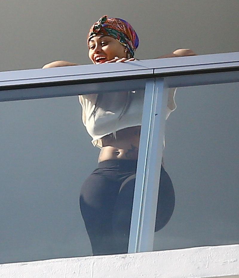 //blac chyna pregnant belly butt black yoga pants miami